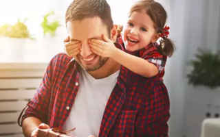 الصورة: دراسة: إنجاب البنات يحمي الآباء من الخرف