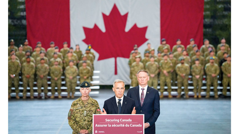 مارك كارني يتحدث في مقر للقوات الكندية. رويترز