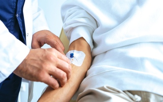 الصورة: &laquo;ناصر&raquo; يحتاج إلى 40 ألف درهم لتجديد بطاقة التأمين الصحي