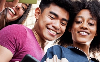 الصورة: عالمة نفس: الجيل Z يكرهون التواصل وجهاً لوجه أو حتى بالهاتف ويفضلون الرسائل النصية