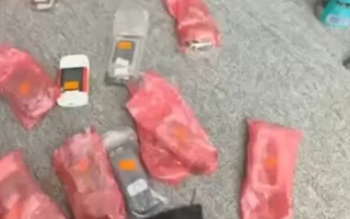 الصورة: تاجر ليبي يستلم شحنة هواتف "نوكيا" كان قد طلبها قبل 16 سنة