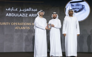 الصورة: منصور بن محمد يكرّم الفائزين بـ"جائزة الاحتراف والتميز الأمني"