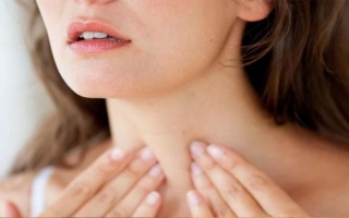 الصورة: أعراض خفية تنذر بمشاكل الغدة الدرقية