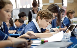 الصورة: مشاركة طلاب سابقين لتجاربهم تُشعل جدلاً حول مدارس النخبة في سنغافورة