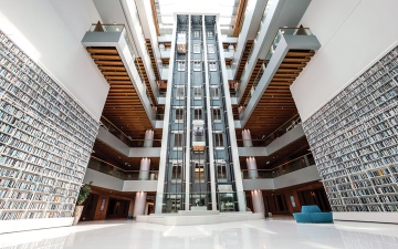 الصورة: مكتبة محمد بن راشد تحتفي باليوم العالمي للزهور.. بـ &laquo;باقة&raquo; فنون