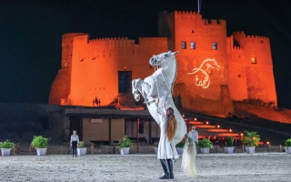 الصورة: سحر الفجيرة خلال &laquo;أجمل شتاء في العالم&raquo;.. شواطئ فيروزية تستريح بين أحضان الجبال