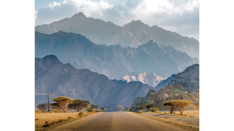 سلسلة الجبال الشاهقة في الفجيرة تجتذب عشاق المغامرات. من المصدر