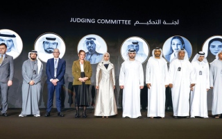 الصورة: منصور بن محمد يكرّم الفائزين في جائزة الاحتراف والتميز الأمني