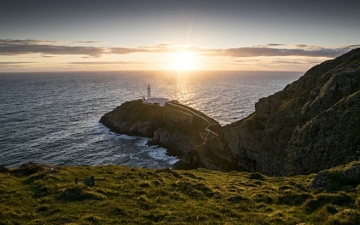 الصورة: في قرية من 80 نسمة.. رجل حوّل اسمه إلى أسطورة بإنجاب 43 طفلاً