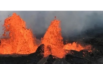 الصورة: بركان كيلاويا في هاواي يقذف كتلا من الحمم البركانية
