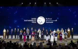 الصورة: رئيس الدولة يكرم الفائزين بجائزة زايد للاستدامة لعام 2026
