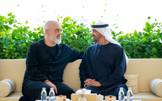الصورة: رئيس الدولة يبحث مع رئيس وزراء ألبانيا علاقات التعاون ويمنحه "وسام زايد"