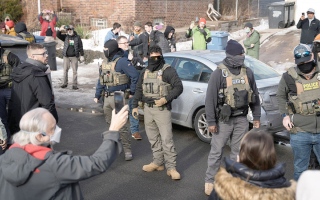 الصورة: دعوى قضائية ضد إدارة ترامب بشأن أساليب شرطة الهجرة