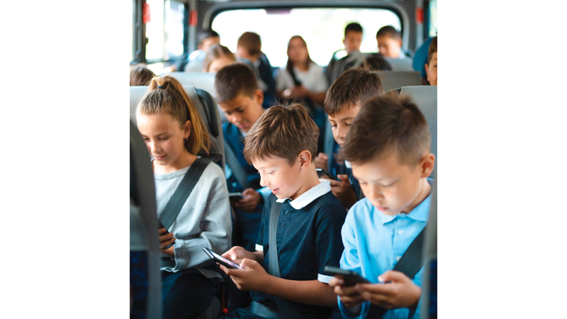 مدارس وجّهت رسائل إلى الأُسر تطالبهم بمتابعة وضعية جلوس أطفالهم. &laquo;ذكاء اصطناعي&raquo;