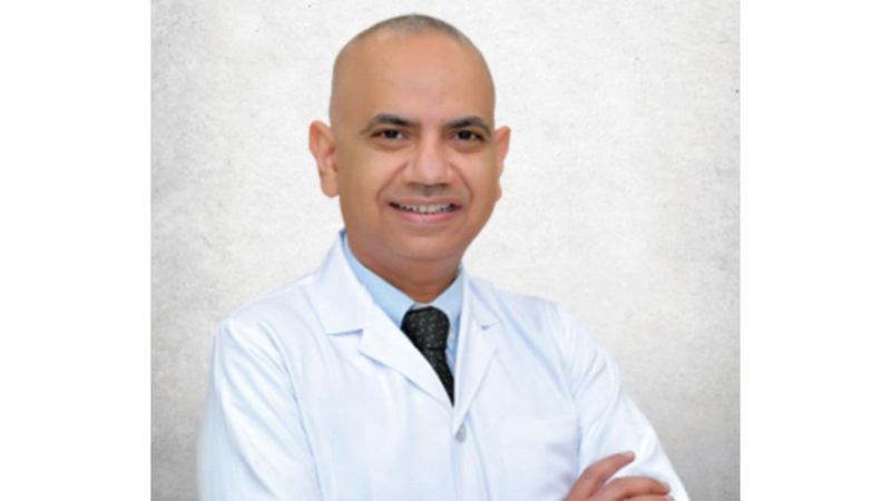 الدكتور محمد الباز: أضرار &laquo;عنق التكنولوجيا&raquo;.. يؤدي الانحناء المستمر للرأس إلى الأمام وإبقاء الكتفين منخفضين إلى تعطيل الاصطفاف الطبيعي للجسم.