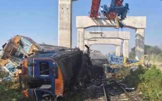 الصورة: مقتل 22 شخصا على الأقل بحادث قطار في تايلاند