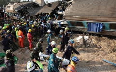 الصورة: سقوط رافعة على قطار ركاب في تايلاند.. 28 قتيلا وإصابة العشرات