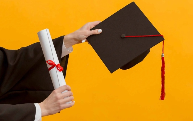 الصورة: "التعليم العالي" تعترف تلقائياً بالشهادات الصادرة عن 34 جامعة بالدولة