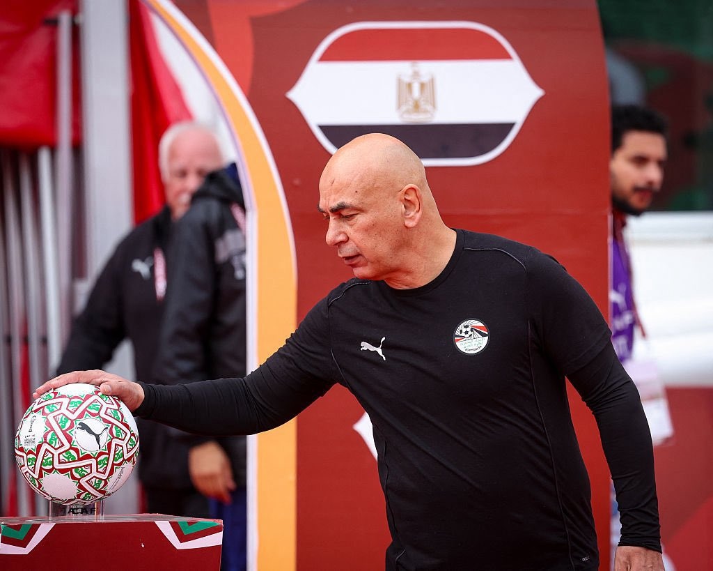 رد فعل مستفز بدلا من تحمل المسؤولية.. حسام حسن في مواجهة مع الجماهير (فيديو)