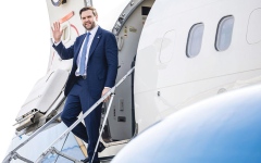 الصورة: توقيف عميل الخدمة السرية المكلف بحماية فانس عن العمل