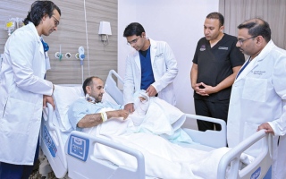 الصورة: جراحة معقدة في &laquo;برجيل الطبية&raquo; تُعيد زراعة يد مبتورة بالكامل