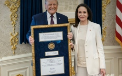 الصورة: ترامب يقبل جائزة نوبل للسلام التي حصلت عليها ماتشادو ويحتفظ بها