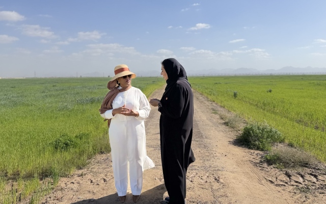 الصورة: سيدة زنجبار الأولى تطلع على تجربة الشارقة في تطوير سلالات القمح العضوي