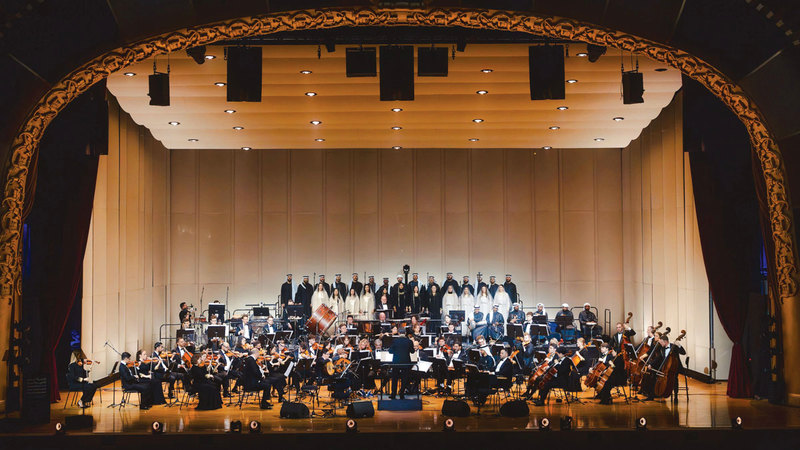 فريق الأوركسترا ضم 70 موسيقياً و30 مغنياً جمعهم الشغف والإيمان بقوة الموسيقى. الإمارات اليوم