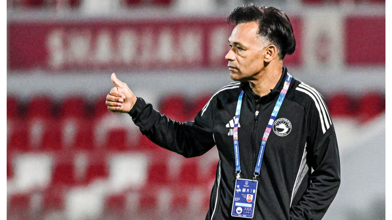 مورايس يطلب من اللجنة الفنية للشارقة أكثر من لاعب في الشتاء