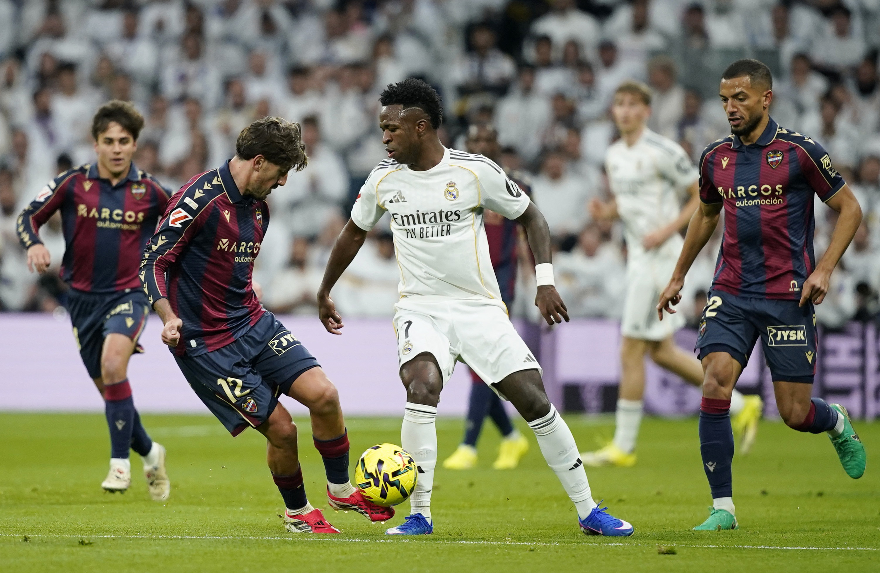 ريال مدريد يصالح جماهيره بالفوز على ليفانتي بثنائية في الدوري الإسباني