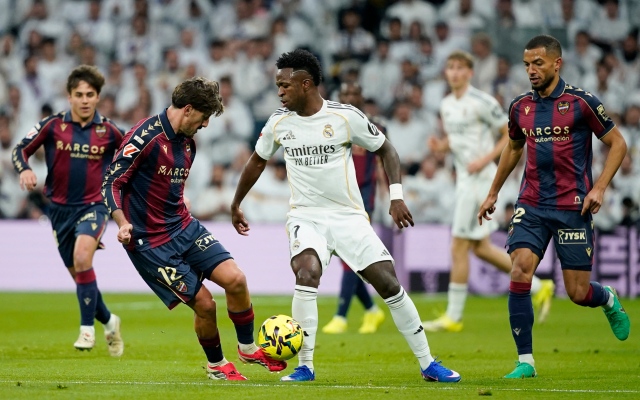 الصورة: ريال مدريد يصالح جماهيره بالفوز على ليفانتي بثنائية في الدوري الإسباني