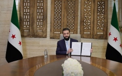 الصورة: الرئيس السوري يوقع اتفاقاً لوقف النار مع "قسد" ودمجها بالكامل في الدولة