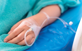 الصورة: &laquo;أم حاتم&raquo; تحتاج إلى 104 آلاف درهم لتجنب مضاعفات السرطان