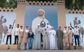 الصورة: محمد بن منصور بن زايد يتوِّج الفائزين في سباق القدرة للإسطبلات الخاصة