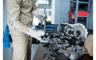 الصورة: امرأة تتهم ميكانيكياً بالاستيلاء على محرك سيارتها