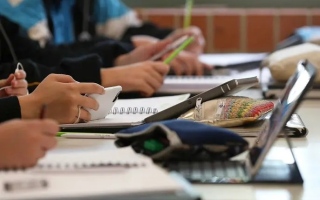 الصورة: مدارس حكومية تستبدل أجهزة الطلبة المستهلكة بحواسيب محمولة جديدة