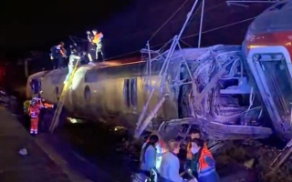 الصورة: مقتل وإصابة العشرات في حادث تصادم قطارين فائقي السرعة بإسبانيا