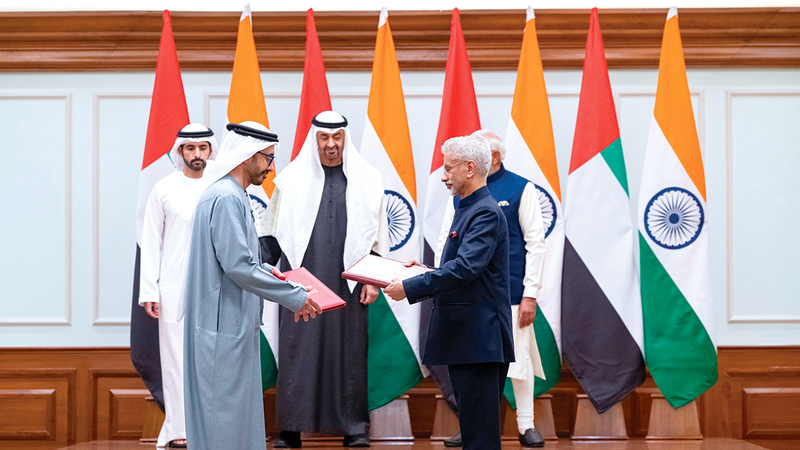 رئيس الدولة ورئيس وزراء الهند خلال حضورهما توقيع الاتفاقيات ومذكرات التفاهم. وام