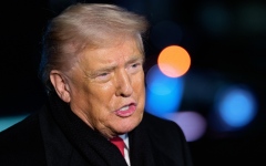 الصورة: ترامب يصل سويسرا بعد تغيير الطائرة