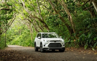 الصورة: تويوتا تضرب مجدداً بسيارة تتسع لـ8 ركاب وتتألق بمواد عالية الجودة