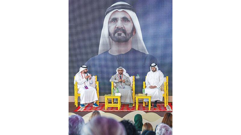 محمد المري وخليفة السويدي خلال جلسة مناقشة كتاب &laquo;علمتني الحياة&raquo;. تصوير: شيماء أحمد