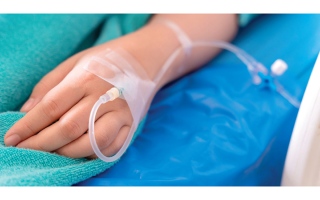 الصورة: متبرعة تسدد 104.3 آلاف درهم لعلاج &laquo;أم حاتم&raquo; من مضاعفات السرطان