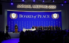 الصورة: ترامب يطلق "مجلس السلام" رسمياً بتوقيعه على ميثاق تأسيسه