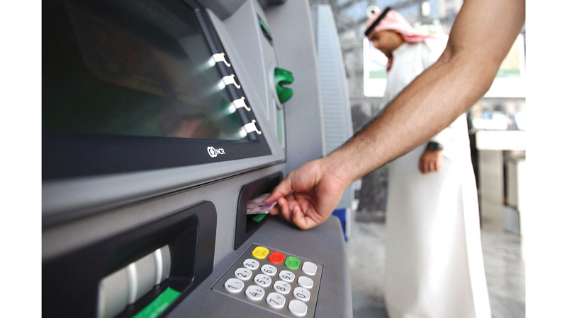 متعاملون: بنوك تحجز أي إيداعات مالية قبل نزول الراتب ما يمنع سداد التزامات أخرى. الإمارات اليوم