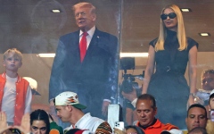 الصورة: إيفانكا ترامب تسعى إلى عدم جذب الانتباه خلال ظهورها النادر مع والدها