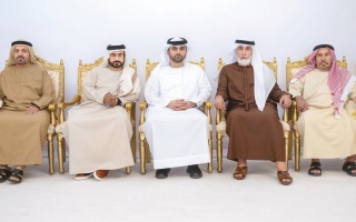 منصور بن محمد يقدم واجب العزاء في وفاة محمد بن الشيخ جمعة المنصوري