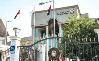 الصورة: رفض طلب فتاة استعادة 220 ألف درهم حوّلتها لشاب قبل 3 سنوات