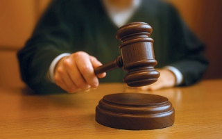 الصورة: الغياب عن أداء اليمين الحاسمة يُثبت مديونية شاب بـ 44 ألف درهم