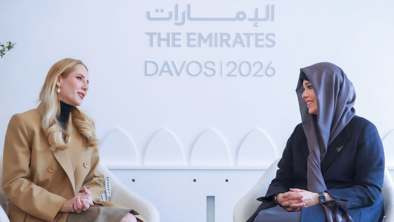 لطيفة بنت محمد خلال لقائها لافينيا فالبونيسي نوبوا في دافوس. من المصدر