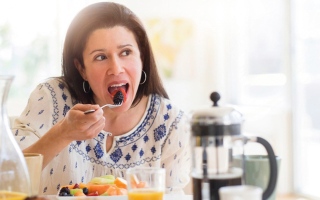 الصورة: كيف تتغلب على الشعور بنوبات الجوع الشديد؟.. خبراء تغذية يقدمون وصفات ذهبية